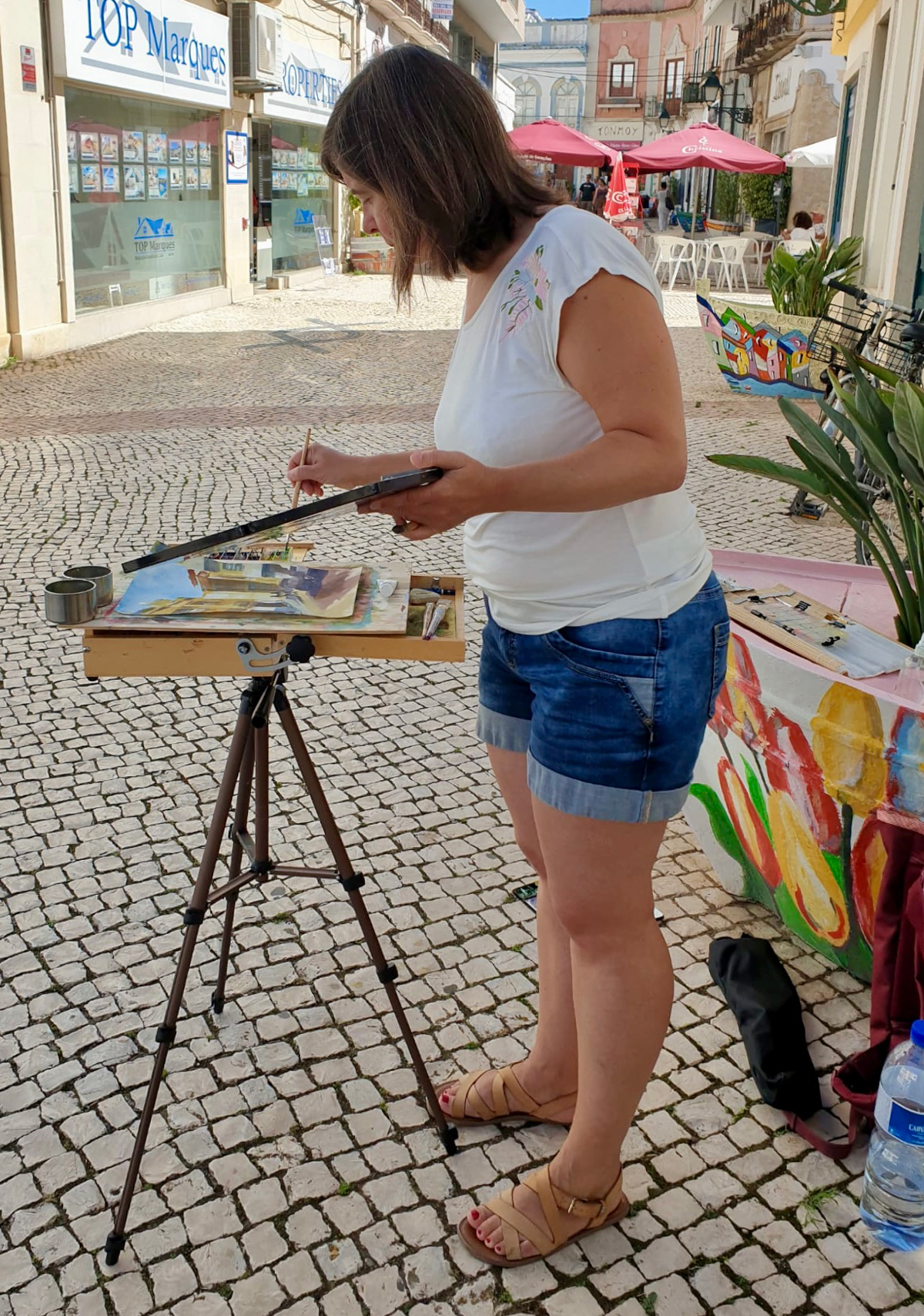 en-pleinair-painting-olhao Acrylic painting of the main entrance to Jardim da Alameda in Faro, featuring vibrant greenery and charming architecture.
