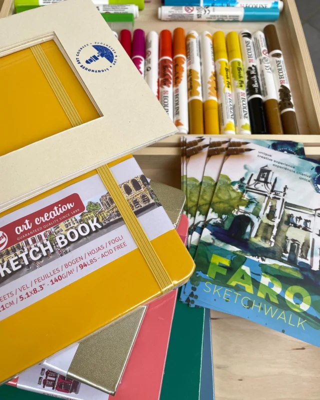 Do you know that to participate in the Faro Sketchwalk you don’t need to bring anything? Your curiousity and enthusiasm only!
The necessary art materials are all included: your own high-quality #sketchbook, unique #viewfinder, plus the shared tools: #coloredpencils, #brushpens, #acrylicmarkers, #eraser, #sharpener, #watertankbrushes, and a quality #drawingclipboard!

Join us for the April edition! 👩🏻‍🎨👨🏻‍🎨
See you in Far☀️

@royaltalens 
@poscaoficial 
.
.
#farosketchwalk #artcourse #sketchingoutdoors #sketchingfaro #artadventurealgarve #artmaterials #sketchingworkshop #royaltalens #ecolinebrushpen #posca #artcreation