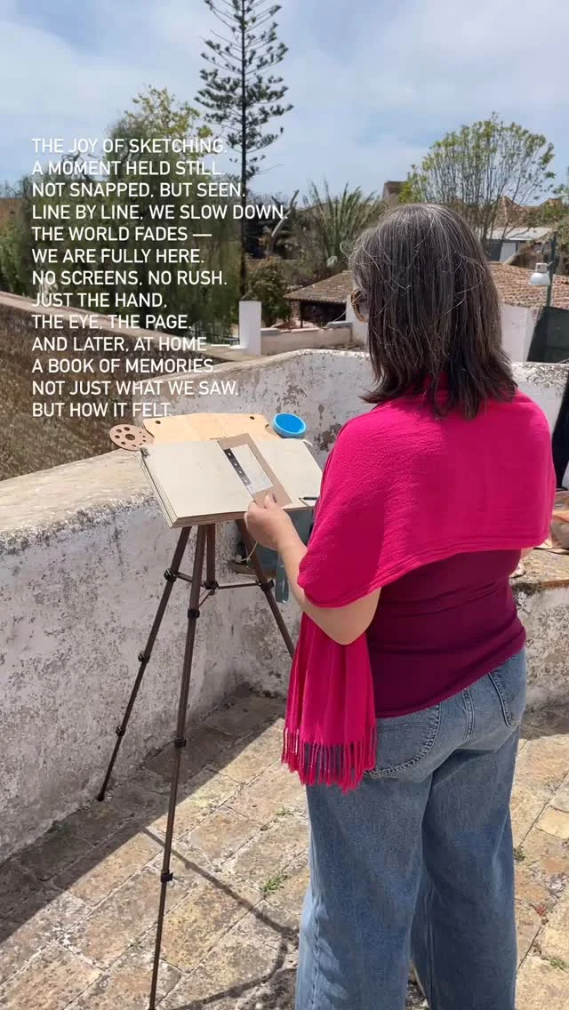 The joy of sketching.
A moment held still.
Not snapped, but seen.
Line by line, we slow down.
The world fades —
we are fully here.
No screens, no rush.
Just the hand, the eye, the page.
And later, at home —
a book of memories.
Not just what we saw,
but how it felt.
.
.
Esboçando de pé nas muralhas de Faro, maio.
Sketching while standing on muralhas in Faro, May.
using @stablo.france 
.
.
#Faro #sketchingfaro #farosketchwalk #creativetime #algarve #pleinair #mindfulness #travelsketches #mindfulmoments #cidadevelha
#portugal #drawingonlocation #Sketches #LighthouseArtCourses #ArtAdventureAlgarve